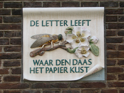 817736 Afbeelding van de gevelsteen De letter leeft waar Den Daas het papier kust boven het poortje tussen de panden ...